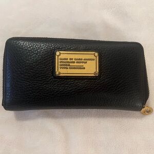 💚 Marc by Marc Jacobs Logo Black Leather zip wallet🩷
